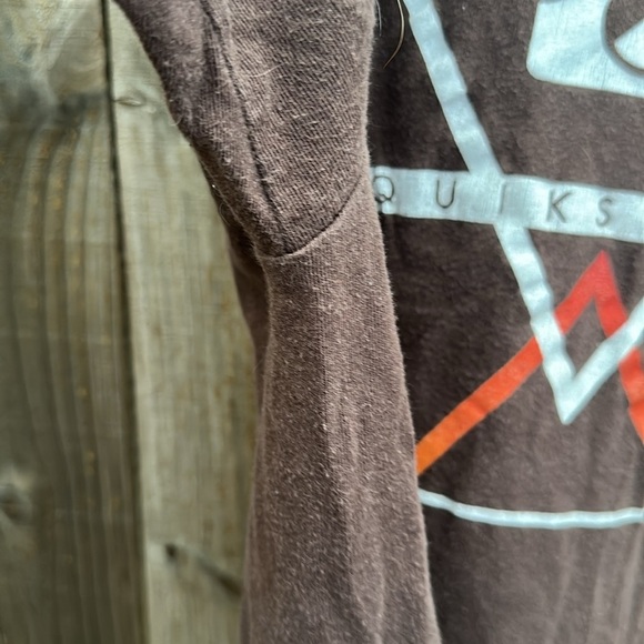 Y2K Quiksilver Brown Tee with Geometric Graphic Size Large - Picture 7 of 8